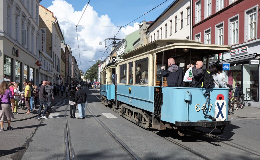 En trikk frakter turister gjennom Grünerløkka i våre dager. Fasadene er de samme som da Wardenær vokste opp. Ellers er det mange detaljer i bildet som avslører at det er av nyere dato. En trikk frakter turister gjennom Grünerløkka i våre dager. Fasadene er de samme som da Wardenær vokste opp. Ellers er det mange detaljer i bildet som avslører at det er av nyere dato.