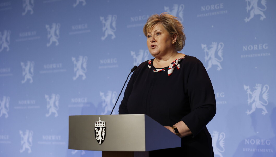 Statsminister Erna Solberg er bekymret for økende smitte etter julefeiringen, men regjeringen lemper litt på tiltakene. Statsminister Erna Solberg er bekymret for økende smitte etter julefeiringen, men regjeringen lemper litt på tiltakene.