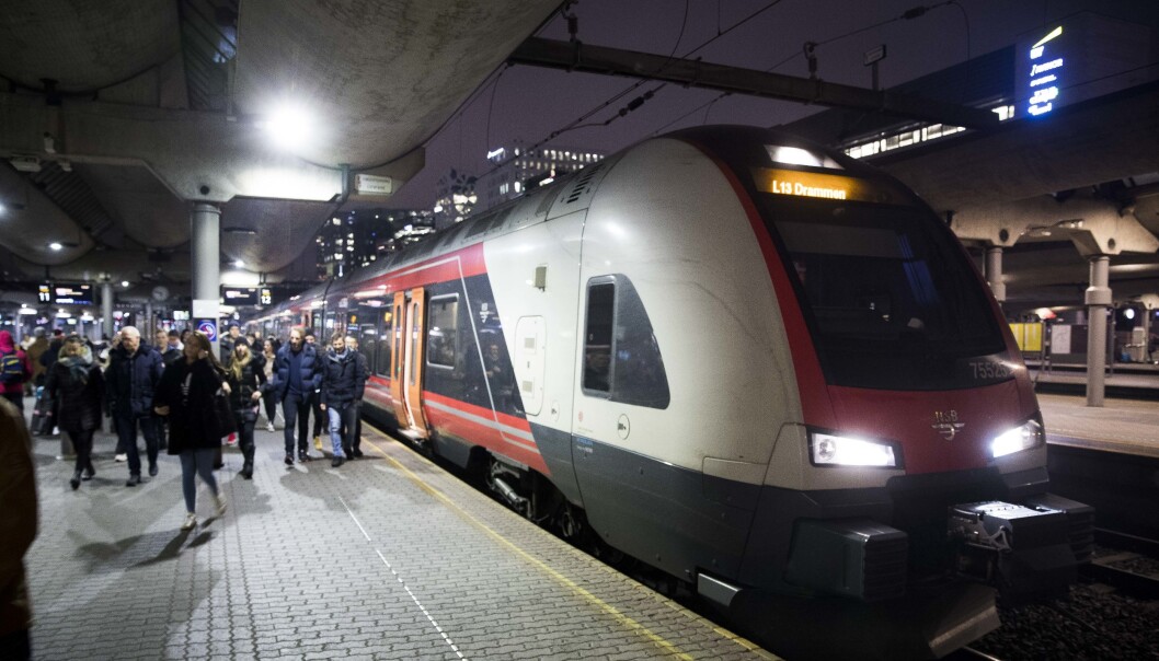 Full stopp i togtrafikken ved Skøyen stasjon fører til store forsinkelser. Full stopp i togtrafikken ved Skøyen stasjon fører til store forsinkelser.