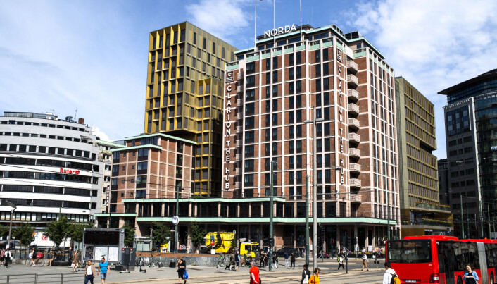 I hotellobbyen til Clarion The Hub i Oslo sentrum kan du levere gaver under juletreet under hotellets åpningstid. I hotellobbyen til Clarion The Hub i Oslo sentrum kan du levere gaver under juletreet under hotellets åpningstid.