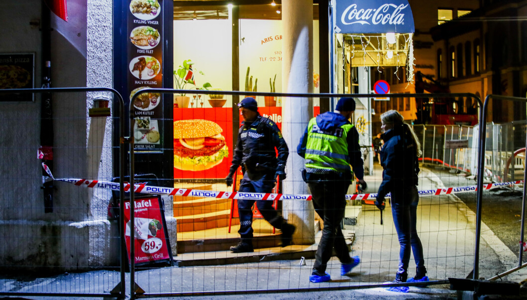 Politiet på åstedet etter at en mann ble knivstukket utenfor et gatekjøkken i Oslo sentrum i mars i år. Politiet på åstedet etter at en mann ble knivstukket utenfor et gatekjøkken i Oslo sentrum i mars i år.