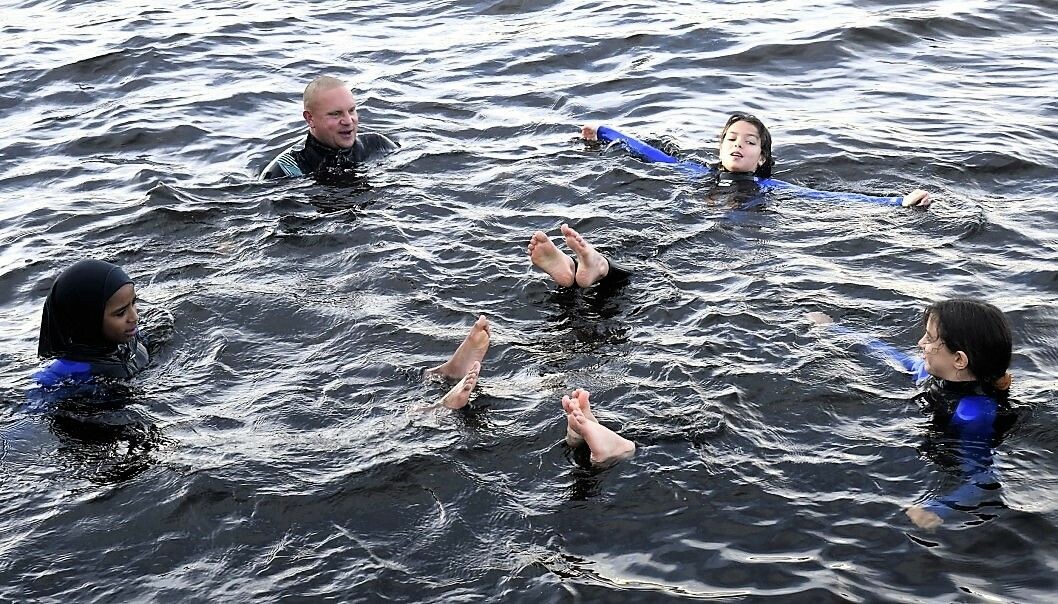 I november fikk elever fra Gamlebyen skole svømmeopplæring i havnebassenget i Bjørvika.