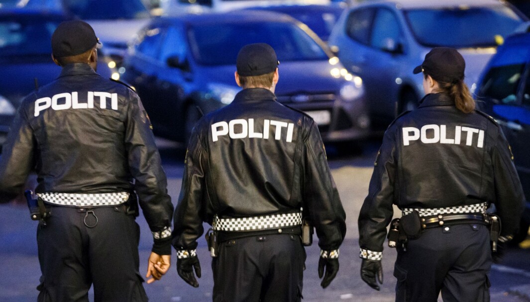 Politiet rykket natt til lørdag ut til en høylytt fest på Godlia. Der var det 14 deltakere, og alle blir nå anmeldt for brudd på smittevernreglene. Politiet rykket natt til lørdag ut til en høylytt fest på Godlia. Der var det 14 deltakere, og alle blir nå anmeldt for brudd på smittevernreglene.