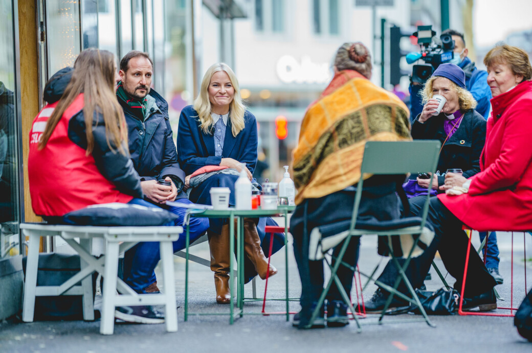 Kronprins Haakon og kronprinsesse Mette-Marit sakker med Janne Bøhmer Killingstad, Nina Damm Lothe, ordfører Marianne Borgen og biskop Kari Veiteberg. Kronprins Haakon og kronprinsesse Mette-Marit sakker med Janne Bøhmer Killingstad, Nina Damm Lothe, ordfører Marianne Borgen og biskop Kari Veiteberg.