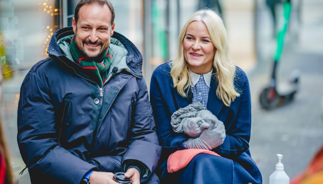 Kronprins Haakon og kronprinsesse Mette-Marit hygget seg under besøket hos =Kaffe. Kronprins Haakon og kronprinsesse Mette-Marit hygget seg under besøket hos =Kaffe.