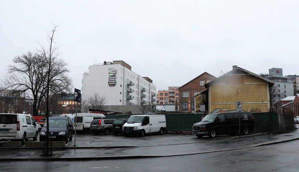 På denne parkeringsplassen i Trondheimsveien ønsker Pollux eiendom å oppføre et bolig- og næringsbygg.