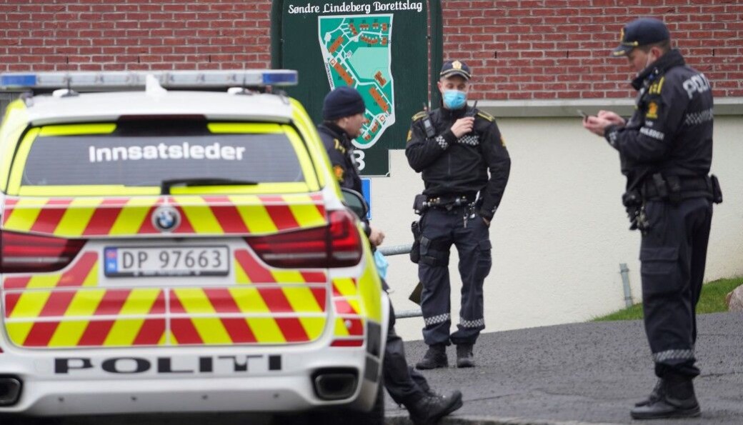 Politiets innsatsleder Arve Røtterud (til h.) og to kolleger rykket sammen med flere patruljer ut til Lindeberg etter slagsmålet mandag. Politiets innsatsleder Arve Røtterud (til h.) og to kolleger rykket sammen med flere patruljer ut til Lindeberg etter slagsmålet mandag.