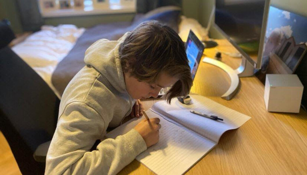 Eskil har strålt hver gang etter at han har kommet hjem fra matteundervisningen på Jordal skole. Her med matteboka. Eskil har strålt hver gang etter at han har kommet hjem fra matteundervisningen på Jordal skole. Her med matteboka.