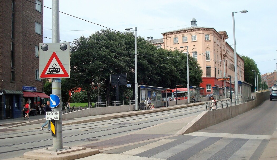 Det blir fort trangt når trikk, buss, biler, syklister og fotgjengere skal passere gjennom trikkestoppet på Carl Berner. Derfor ønsker nabolagsforeningen nå å stenge trikkestoppet for gjennomkjøring for biler. Det blir fort trangt når trikk, buss, biler, syklister og fotgjengere skal passere gjennom trikkestoppet på Carl Berner. Derfor ønsker nabolagsforeningen nå å stenge trikkestoppet for gjennomkjøring for biler.