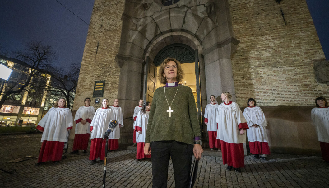 Oslos biskop Kari Veiteberg innkalte til pressekonferanse om hvordan Oslo-julen blir etter at Oslo innførte en grense på maks 20 deltakere under gudstjenester. Her utenfor Oslo domkirke sammen med medlemmer av Oslo domkor. Oslos biskop Kari Veiteberg innkalte til pressekonferanse om hvordan Oslo-julen blir etter at Oslo innførte en grense på maks 20 deltakere under gudstjenester. Her utenfor Oslo domkirke sammen med medlemmer av Oslo domkor.