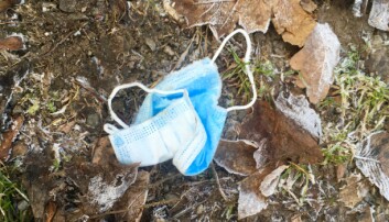 Mange slenger fra seg engangsmaskene på bakken. Det er et problem for både naturen og dyrene. Mange slenger fra seg engangsmaskene på bakken. Det er et problem for både naturen og dyrene.