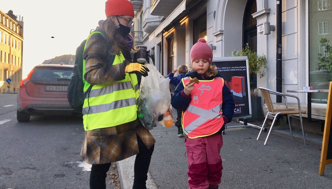 — Man kan ikke ha på seg "plastbrillene" hele tiden, sier Karina Sætersdal Nilssen. Hun og datteren fyller poser med søppel på kort tid. — Man kan ikke ha på seg "plastbrillene" hele tiden, sier Karina Sætersdal Nilssen. Hun og datteren fyller poser med søppel på kort tid.