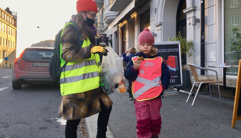 — Man kan ikke ha på seg 'plastbrillene' hele tiden, sier Karina Sætersdal Nilssen. Hun og datteren fyller poser med søppel på kort tid.