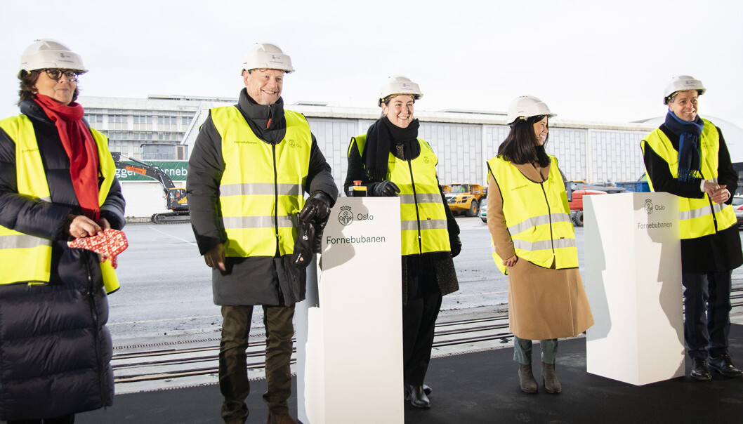 I dag er byggingen av Fornebubanen er i gang. Fra venstre: Ordfører i Bærum, Lisbeth Hammer Krogh, byrådsleder Raymond Johansen, fylkesrådsleder i Viken Tonje Brenna, byråd i Oslo Lan Marie Nguyen Berg og samferdselsminister Knut Arild Hareide. I dag er byggingen av Fornebubanen er i gang. Fra venstre: Ordfører i Bærum, Lisbeth Hammer Krogh, byrådsleder Raymond Johansen, fylkesrådsleder i Viken Tonje Brenna, byråd i Oslo Lan Marie Nguyen Berg og samferdselsminister Knut Arild Hareide.