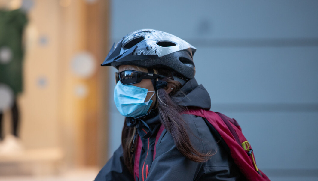 Oslofolk er best i landet på å bruke maske, viste tall fra Norsk koronamonitor i november. Likevel sliter byen med å få ned smittetall til en lavt nok nivå for å lempe på strenge koronatiltak. Oslofolk er best i landet på å bruke maske, viste tall fra Norsk koronamonitor i november. Likevel sliter byen med å få ned smittetall til en lavt nok nivå for å lempe på strenge koronatiltak.
