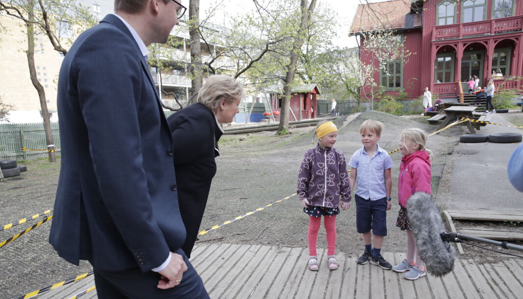 Barne- og familieminister Kjell Ingolf Ropstad (KrF) og statsminister Erna Solberg besøker Fridheim barnehage AS på Briskeby. Her med femåringene Tiril (med gult pannebånd), Øystein og Matilde. Barne- og familieminister Kjell Ingolf Ropstad (KrF) og statsminister Erna Solberg besøker Fridheim barnehage AS på Briskeby. Her med femåringene Tiril (med gult pannebånd), Øystein og Matilde.