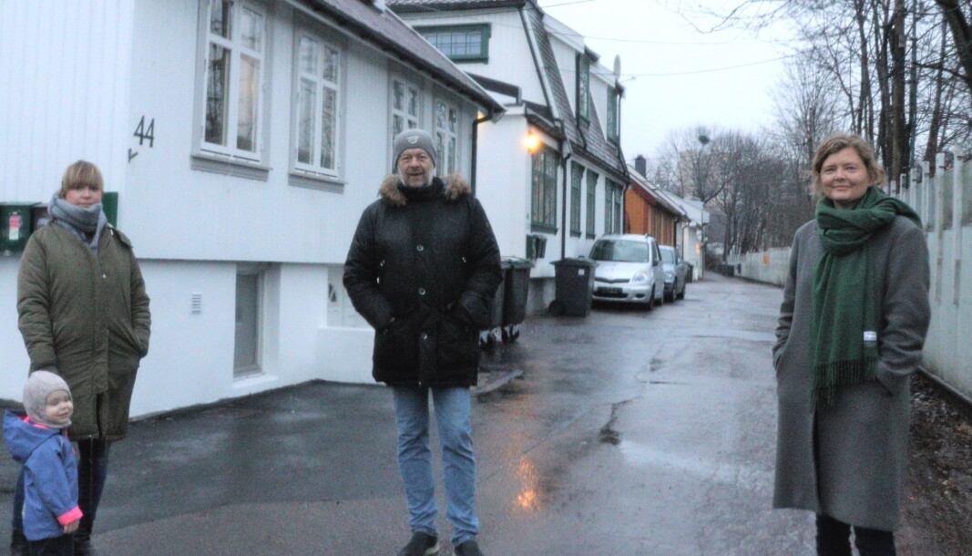 Mirjam Berg Abrahamsen, Ørn Terje Foss og Hege Stensrud Høsøien er forbannet over at bydelsutvalget ikke ville behandle utbyggingen i Brynsbakken på siste møte før juleferien. Mirjam Berg Abrahamsen, Ørn Terje Foss og Hege Stensrud Høsøien er forbannet over at bydelsutvalget ikke ville behandle utbyggingen i Brynsbakken på siste møte før juleferien.