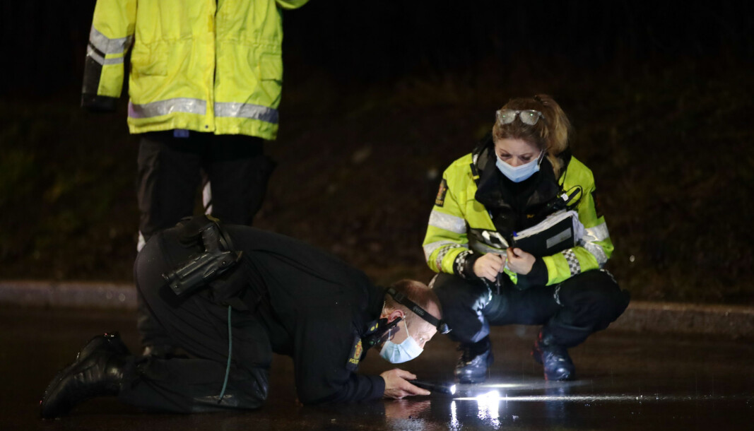 Politiet gjør undersøkelser på ulykkesstedet i Maria Dehlis vei. Politiet gjør undersøkelser på ulykkesstedet i Maria Dehlis vei.