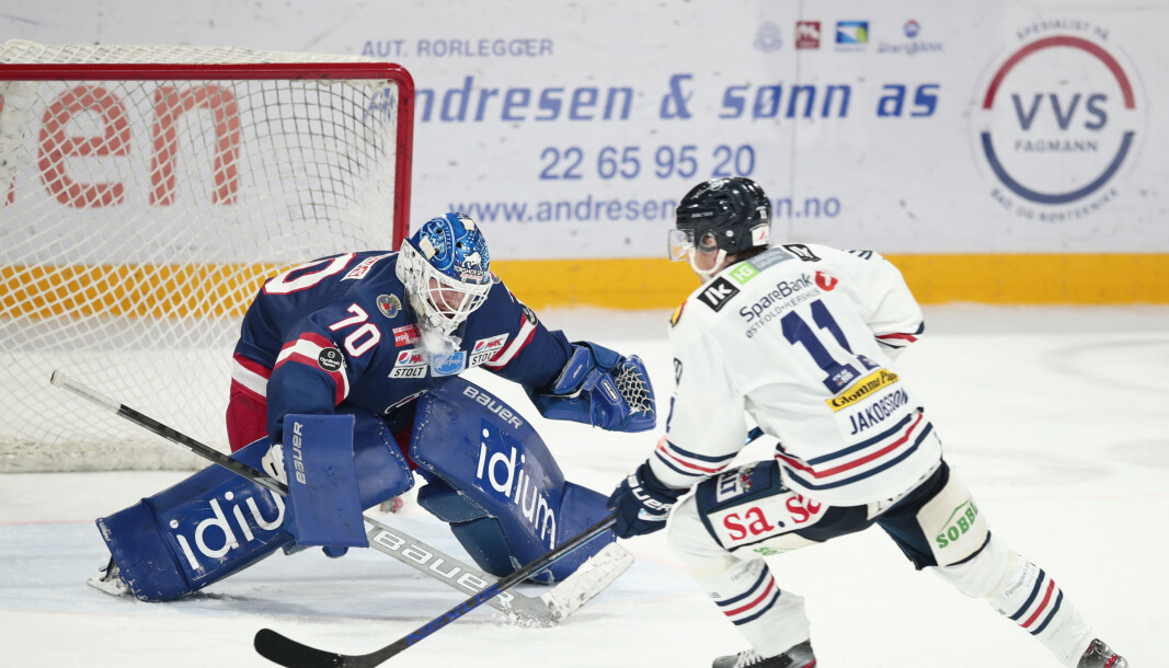Sparta valset rundt med Vålerenga. Her keeper Steffen Søberg (t.v.) i duell med Spartas Kristian Jakobsson. Sparta valset rundt med Vålerenga. Her keeper Steffen Søberg (t.v.) i duell med Spartas Kristian Jakobsson.