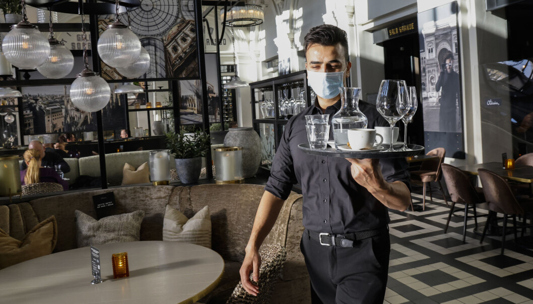 Servitør Firas Aljabli på Olivia restaurant I Oslo bruker munnbind når han serverer. Fra torsdag et er det påbud om munnbind for kelnere og servitører. Servitør Firas Aljabli på Olivia restaurant I Oslo bruker munnbind når han serverer. Fra torsdag et er det påbud om munnbind for kelnere og servitører.