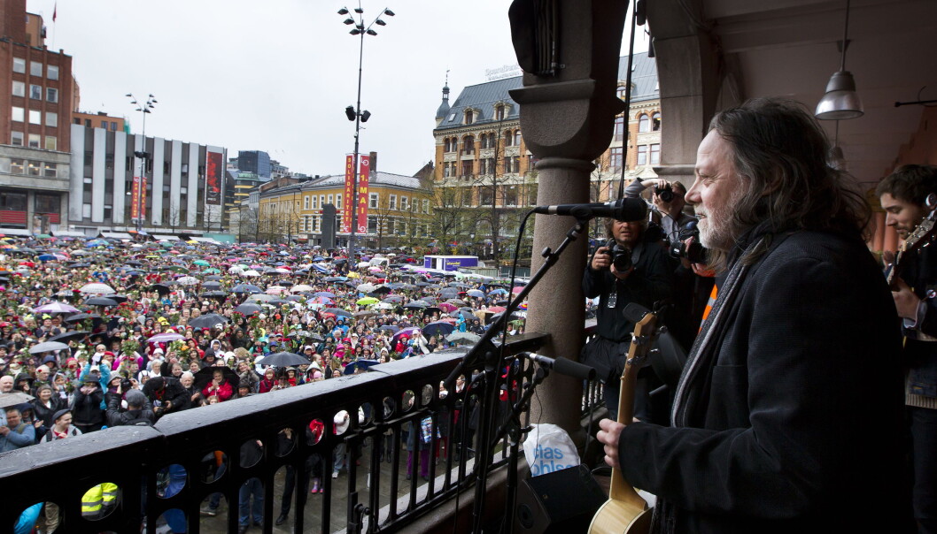 Under terrorrettssaken mot Anders Behring Breivik i Oslo tingrett 2012. Tusenvis av mennesker synger "Barn av regnbuen sammen med Lillebjørn Nilsen på Youngstorget. Under terrorrettssaken mot Anders Behring Breivik i Oslo tingrett 2012. Tusenvis av mennesker synger "Barn av regnbuen sammen med Lillebjørn Nilsen på Youngstorget.