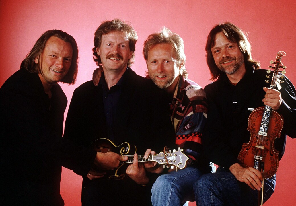 Enorm kunstnerisk og kommersiell suksess med Gitarkameratene, her fra 1993. f.v. Jan Eggum, Øystein Sunde, Halvdan Sivertsen og Lillebjørn Nilsen. Enorm kunstnerisk og kommersiell suksess med Gitarkameratene, her fra 1993. f.v. Jan Eggum, Øystein Sunde, Halvdan Sivertsen og Lillebjørn Nilsen.
