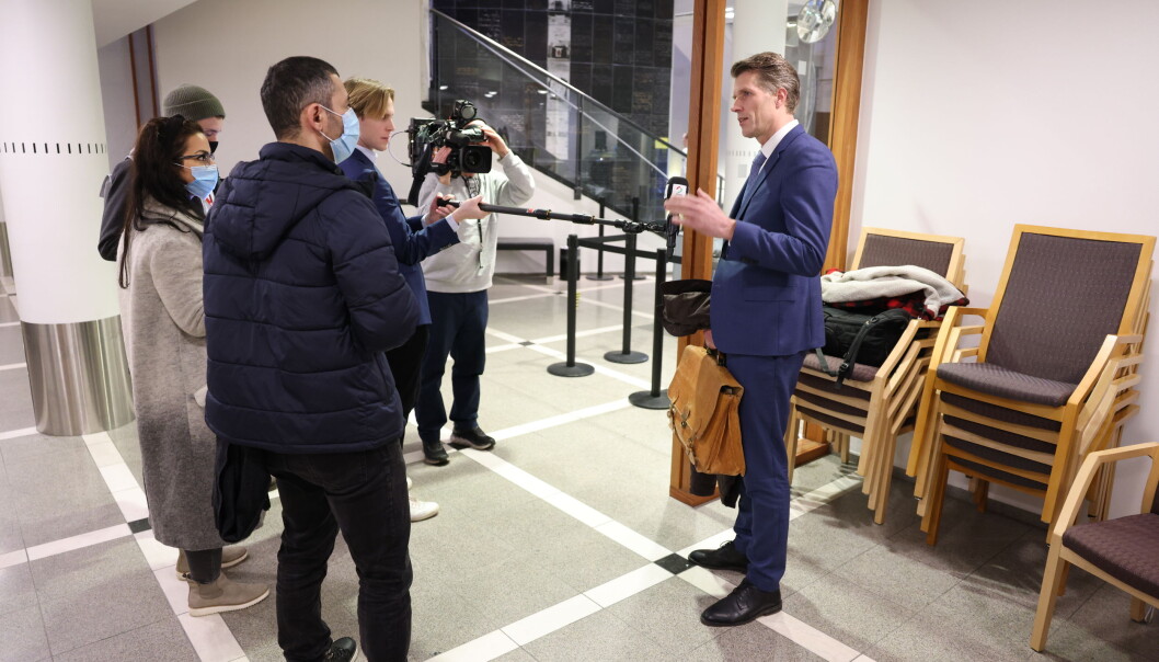 Advokat Harald Fjeldstad uttaler seg til media i Oslo tinghus i forbindelse med fengslingsmøtet for hans klient. Advokat Harald Fjeldstad uttaler seg til media i Oslo tinghus i forbindelse med fengslingsmøtet for hans klient.