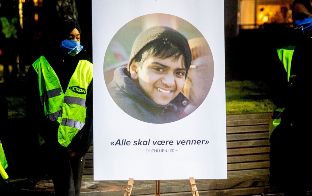 Mange barn og voksne møtte opp til minnemarkering for 13 år gamle Dhenujen Yogathas som ble påkjørt og drept i Maria Dehlis vei. Mange barn og voksne møtte opp til minnemarkering for 13 år gamle Dhenujen Yogathas som ble påkjørt og drept i Maria Dehlis vei.