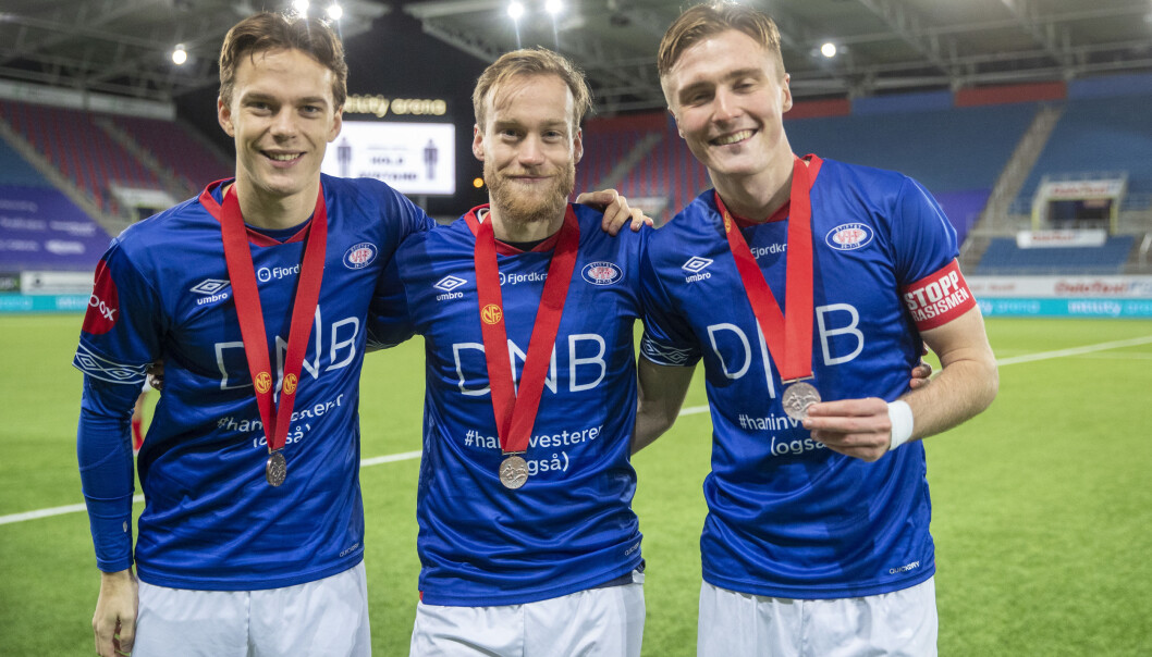 Vålerengas Felix Horn Myhre (fra v.), Bård Finne og Christian Dahle Borchgrevink poserer med bronsemedaljene, og kan feire at de er ubeseiret hjemme på Valle. Vålerengas Felix Horn Myhre (fra v.), Bård Finne og Christian Dahle Borchgrevink poserer med bronsemedaljene, og kan feire at de er ubeseiret hjemme på Valle.