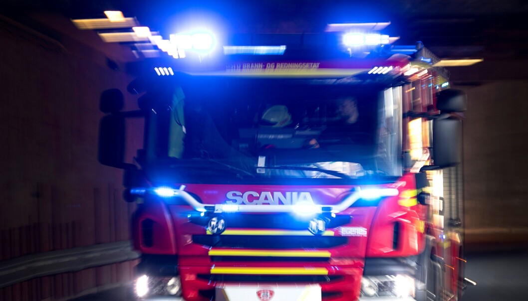 Brannvesenet er inne i det brennende bilverkstedet i Grenseveien og jobber med slukking, opplyser politiet Brannvesenet er inne i det brennende bilverkstedet i Grenseveien og jobber med slukking, opplyser politiet