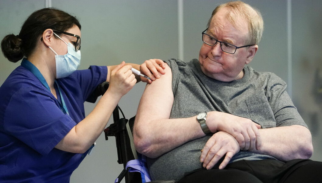 Sykepleier Maria Golding vaksinerer Svein Andersen (67) mot koronaviruset. 67-åringen er beboer på Ellingsrudhjemmet og var den første i Norge som fikk vaksinen.