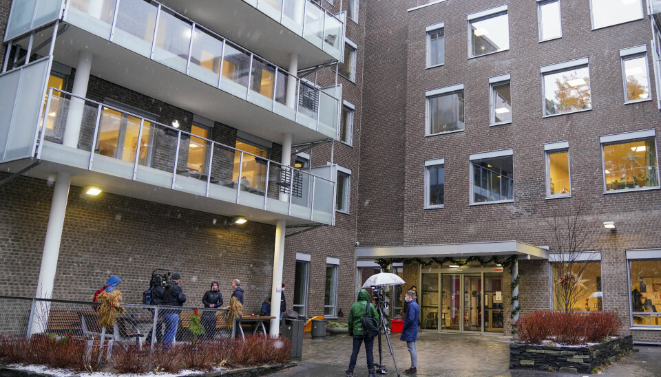 Medieoppbud utenfor Ellingsrudhjemmet før første vaksine skulle settes. I dag startet vaksineringen også ved fire andre sykehjem i Oslo.