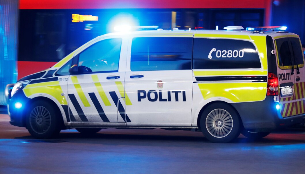Rett før klokka 20 i kveld forsøkte en mann å tenne fyrverkeri ved en politibil på Grønland torg. Rett før klokka 20 i kveld forsøkte en mann å tenne fyrverkeri ved en politibil på Grønland torg.