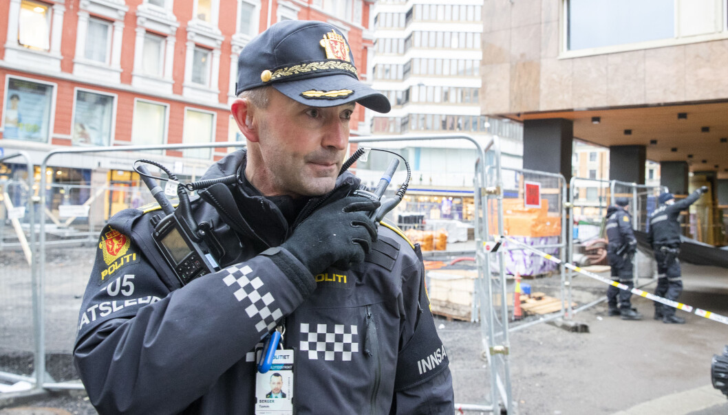 Politiets operasjonsleder Tom Berger på stedet i Storgatader en mann ble knivstukket flere ganger i ettermiddag. Politiets operasjonsleder Tom Berger på stedet i Storgatader en mann ble knivstukket flere ganger i ettermiddag.