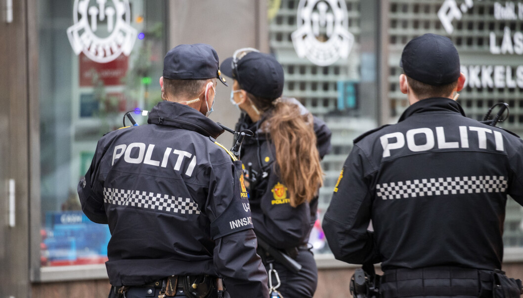 Politiet sikret spor der mannen ble knivstukket flere ganger i Storgata. Politiet sikret spor der mannen ble knivstukket flere ganger i Storgata.