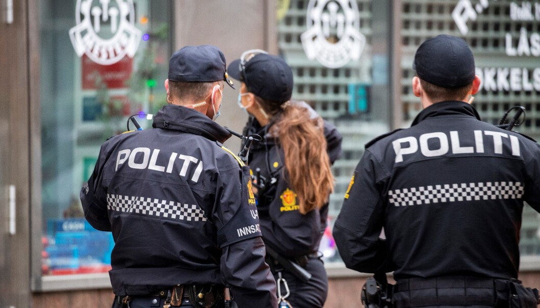 Politiet leter fortsatt etter en gjerningsmann, og tror ikke knivangrepet i Storgata tirsdag var tilfeldig. Politiet leter fortsatt etter en gjerningsmann, og tror ikke knivangrepet i Storgata tirsdag var tilfeldig.