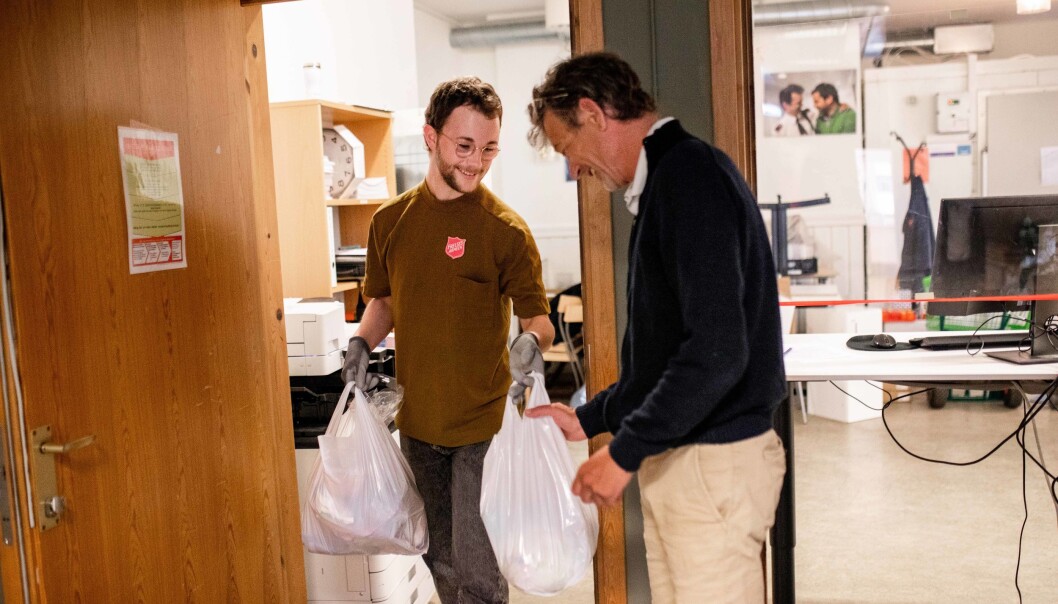 Menneskene i køen til slumstasjonen kan være hvem som helst. Pandemien gjør at Frelsesarmeen møter nye grupper som trenger hjelpeapparatet. Menneskene i køen til slumstasjonen kan være hvem som helst. Pandemien gjør at Frelsesarmeen møter nye grupper som trenger hjelpeapparatet.
