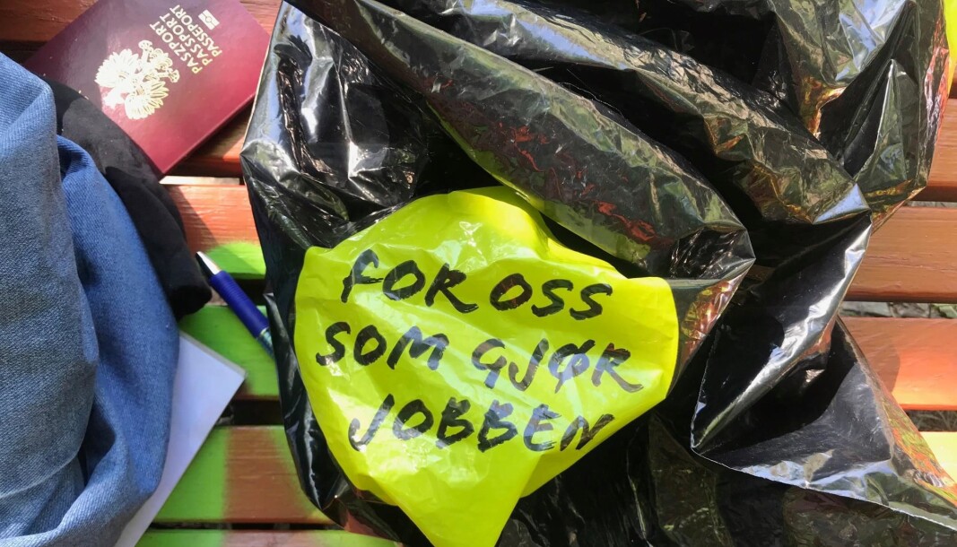«For oss som gjør jobben», sto det på posen han hadde lagt igjen. Men mannen var borte. Sporløst forsvunnet. «For oss som gjør jobben», sto det på posen han hadde lagt igjen. Men mannen var borte. Sporløst forsvunnet.