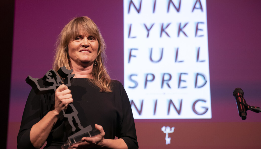 Nina Lykke vant også Brageprisen i 2019 i kategorien Skjønnlitteratur, med boka Full spredning. Nina Lykke vant også Brageprisen i 2019 i kategorien Skjønnlitteratur, med boka Full spredning.