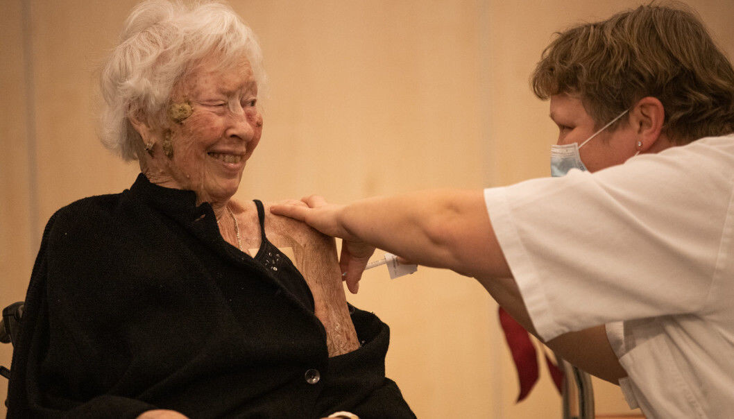 Bjørg Vigdal (87) ble vaksinert ved Lillohjemmet 28. desember. Nå får stadig flere tibud om vaksine. Bjørg Vigdal (87) ble vaksinert ved Lillohjemmet 28. desember. Nå får stadig flere tibud om vaksine.