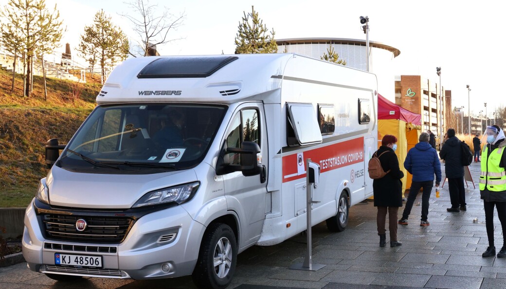 Testbusser skal nå settes inn for å masseteste ansatte ved sykehjem. Økt smitte kompliserer vaksinasjon av eldre ved institusjonene. Testbusser skal nå settes inn for å masseteste ansatte ved sykehjem. Økt smitte kompliserer vaksinasjon av eldre ved institusjonene.