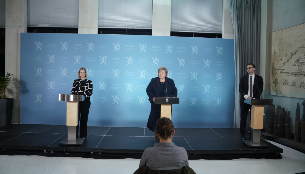 Statsminister Erna Solberg (H), kunnskapsminister Guri Melby (V) og barne- og familieminister Kjell Ingolf Ropstad (KrF) la frem nye koronainnstramminger søndag kveld. Statsminister Erna Solberg (H), kunnskapsminister Guri Melby (V) og barne- og familieminister Kjell Ingolf Ropstad (KrF) la frem nye koronainnstramminger søndag kveld.