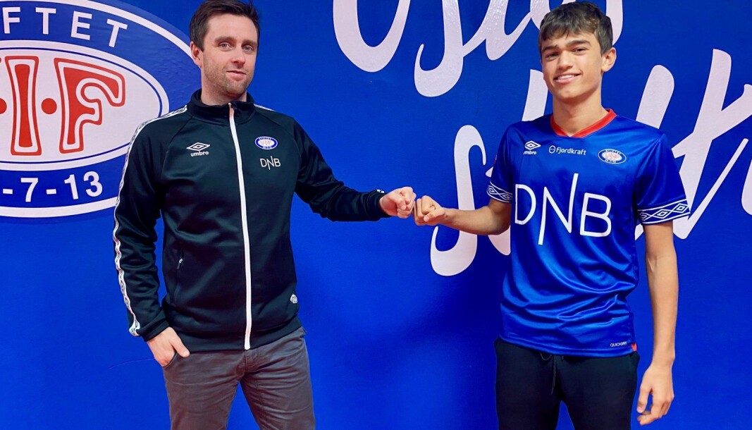 Aleksander Hammer Kjelsen (til h.) feiret 15-årsdagen med Vålerengas sportssjef Jørgen Ingebrigtsen og en signert avtale med Vålerenga. Aleksander Hammer Kjelsen (til h.) feiret 15-årsdagen med Vålerengas sportssjef Jørgen Ingebrigtsen og en signert avtale med Vålerenga.