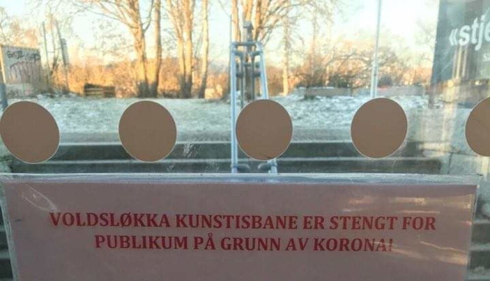 Sagene IF har satt opp flere skilt rundt isbanen - til liten nytte. Sagene IF har satt opp flere skilt rundt isbanen - til liten nytte.