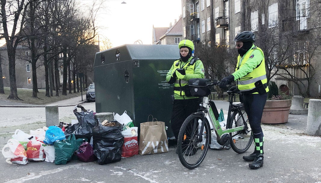 Bymiljøetatens gatepatrulje var på plass for å melde inn den overfylte glasscontaineren. De to ønsker å minne oslofolk flest på å bruke appen Bymelding for alle slags tilbakemeldinger og varslinger til Bymiljøetaten. Bymiljøetatens gatepatrulje var på plass for å melde inn den overfylte glasscontaineren. De to ønsker å minne oslofolk flest på å bruke appen Bymelding for alle slags tilbakemeldinger og varslinger til Bymiljøetaten.