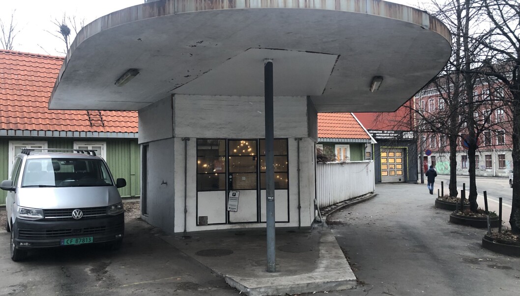 Sykkelen tar symbolsk nok over for bilen på den gamle bensinstasjonen på Galgeberg. Sykkelen tar symbolsk nok over for bilen på den gamle bensinstasjonen på Galgeberg.