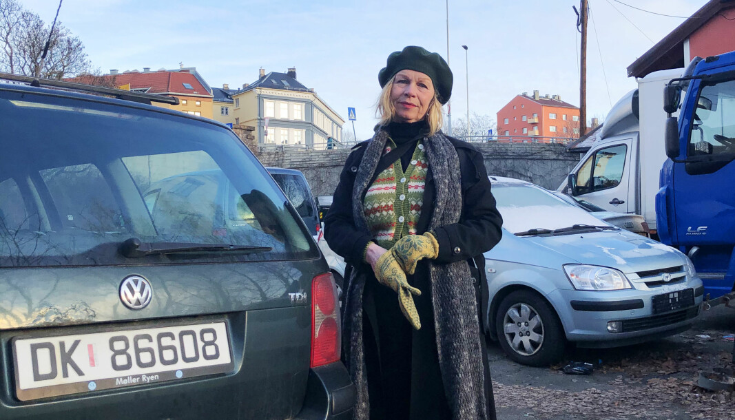 – Det er ikke bare å gå ut og kjøpe en elbil, sier beboer og næringsdrivende i Gamle Oslo, Anette Eggan Laskemoen. Hun har nettopp levert sin tjue år gamle Volkswagen på verksted.