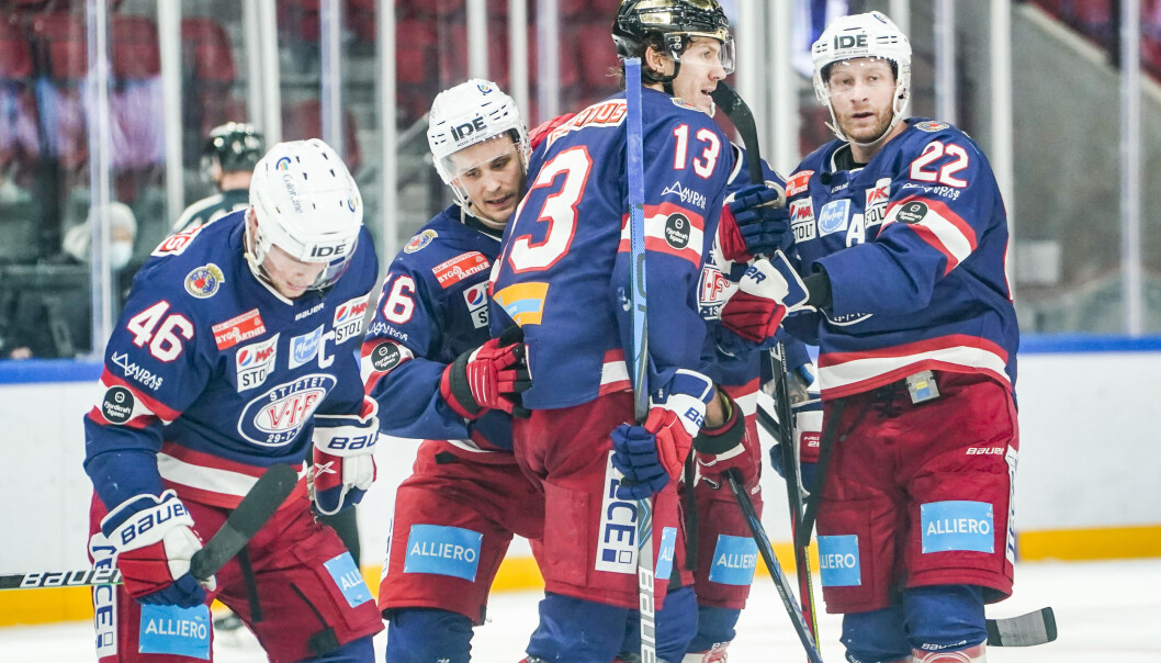 Vålerenga jublet etter seieren over Storhamar før jul. Nå er også østkantklubben rammet av koronasmitte. Vålerenga jublet etter seieren over Storhamar før jul. Nå er også østkantklubben rammet av koronasmitte.