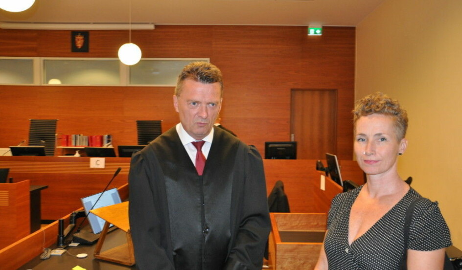 Advokat Brynjulf Risnes med Live Glesne Kjølstad i Borgarting lagmannsrett der Louis Pizza tapte ankesaken og ble idømt 250.000 kroner i bot for brudd på utlendingsloven.