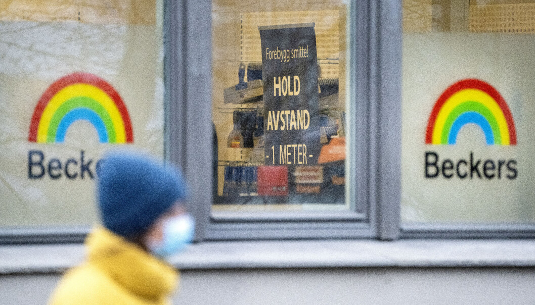 Korona skilt med hold avstand 1 meter I Beckers butikk i Oslo. Beckers har ‘alt blir bra’ farvene i logoen sin. Korona skilt med hold avstand 1 meter I Beckers butikk i Oslo. Beckers har ‘alt blir bra’ farvene i logoen sin.